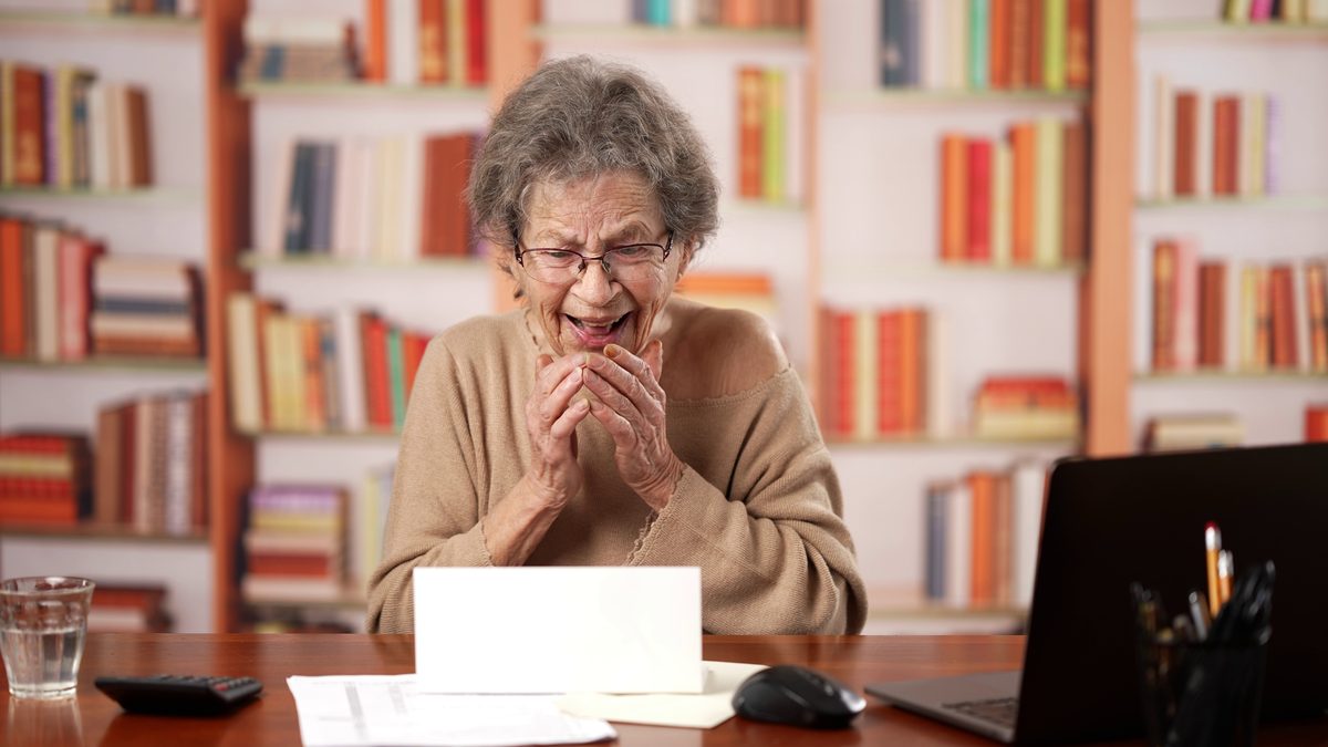 Senior reading Medicare Annual Notice of Change letter before 2027 open enrollment